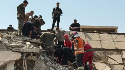 Iroq xavfsizlik kuchlari va favqulodda vaziyatlar xodimlari Iroqning Dayola viloyatidagi Muqdadiya tumanida AQSh-Saudiya havo hujumi sodir bo‘lgan joyda ishlamoqda (2026 yil 29 iyul)