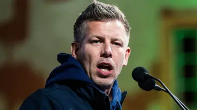 Peter Magyar dando un discurso