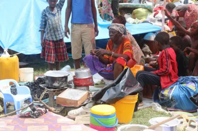 Impunzi nyinshi zivuye muri DRC ziri mu Burundi, zirimo n'umugore atetse yicaye. 