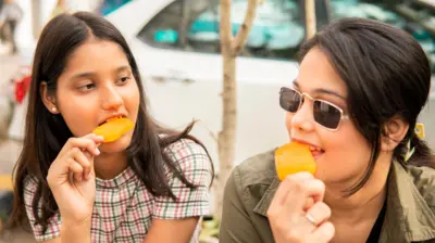 ਕੁਲਫੀਆਂ ਖਾਂਦੀਆਂ ਕੁੜੀਆਂ