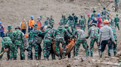 Tim SAR gabungan mengevakuasi jenazah korban bencana tanah longsor yang ditemukan di Desa Pasirlangu, Cisarua, Kabupaten Bandung Barat, Jawa Barat, Minggu (25/1/2026).
