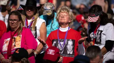 Seguidores de Trump rezando en un evento del republicano.