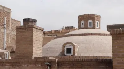 گنبد حمام موسایی‌ها در هرات که در بالا و در یک سمت آن دریجه‌ای دارد.