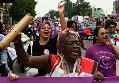 Des femmes participent à une manifestation à l'occasion de la Journée internationale de la femme à Cali, en Colombie, le 8 mars 2023.