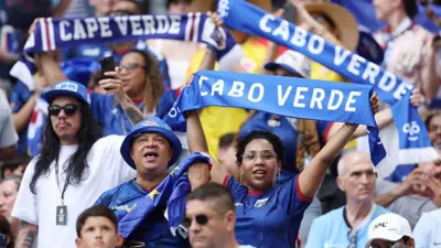 Aficionados de Cabo Verde con baderas y bandas del país en el Mundial 2026.