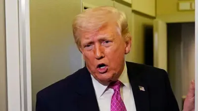 El presidente Donald Trump hablando con la prensa en el avión presidencia Air Force One