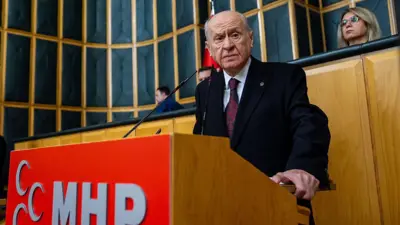 MHP lideri Devlet Bahçeli kürsüde. 