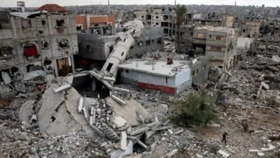 تصویر یک مسجد درخان یونس که در جنگ آسیب دیده و مناره‌اش به زمین افتاده. عکس از روز هفتم اکتوبر ۲۰۲۴