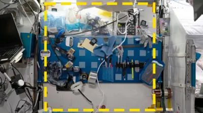 Marcada com adesivos amarelos, uma das áreas da ISS que serviram como 'poçoscasa dando bônus no cadastroteste' na 'escavação' realizada na estação espacial.