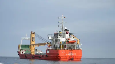 Иран жума күнү Ормуз кысыгы ачылганын жарыялап, бирок кийинки күнү аны кайрадан жапты (сүрөттө 12-апрелде Омандын жээгиндеги кысыкта калган кеме)