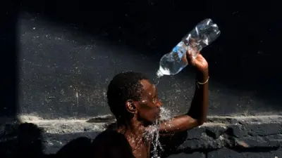 Homem se refresca com garrafaaposta monte carlos futebolágua no Rioaposta monte carlos futebolJaneiro 