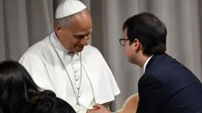 El papa León XIV saluda a Christopher Olah