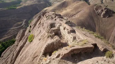 بقایای دیوارهای قلعه الموت از زاویه بالا