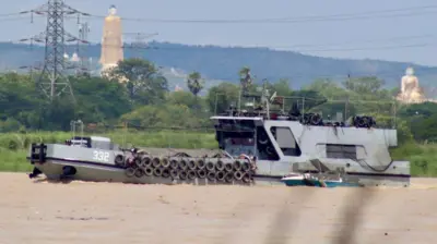 မုံရွာမြို့အနီး ချင်းတွင်းမြစ်ထဲ ဇူလိုင်အစောပိုင်းတုန်းက မြင်တွေ့ရတဲ့စစ်သင်္ဘောတစ်စင်းကို မြင်တွေ့ရတာဖြစ်ပါတယ်။ စစ်သင်္ဘောတစ်စင်းနဲ့ အနောက်ဘက်ကမ်းမှာ ရပ်တော်မူ စေတီတဆူ၊ ထိုင်တော်မူ စေတီတစ်ဆူနဲ့ လျှပ်စစ်ဓာတ်အားပေးတိုင်အချို့၊ တောင်တန်းအချို့နဲ့ အစိမ်းရောင် အပင်တွေကိုလည်းမြင်ရ၊ ချင်းတွင်းမြစ်ရေဟာ မိုးရာသီမှာမြင်တွေ့ရတဲ့ ဝါကျင့်ကျင့်အရောင်ဖြစ်နေ 