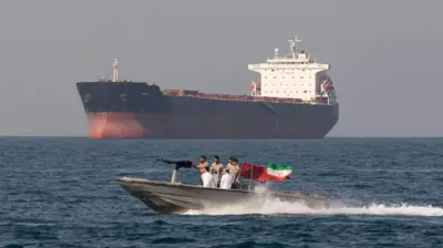 Soldados de la Marina iraní a bordo de una lancha rápida armada en el golfo Pérsico, cerca del estrecho de Ormuz