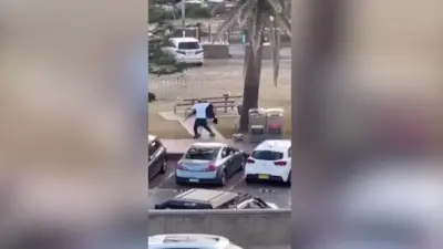 Imagem mostra homem lutando com atirador