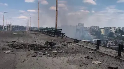 Пошкоджений міст у Херсоні