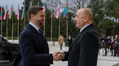 Вице-президент США Вэнс жмет руку президенту Азербайджана Алиеву