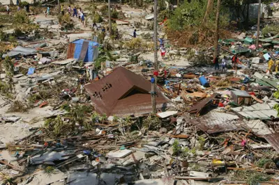 Imagem aérea mostram equipesbolão sorte onlineresgate vasculhando área devastadabolão sorte online28bolão sorte onlinedezembrobolão sorte online2004 na vilabolão sorte onlinePhi Phi, Baíabolão sorte onlineTon Sai, na Tailândia.