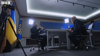 キーウでゼレンスキー大統領に話を聞くBBCのボウエン国際編集長