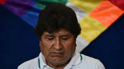 Um close de Evo Morales olhando para o chão.