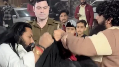 दिल्ली के न्यू अशोक नगर इलाक़े में यूट्यूब पर विवादित वीडियो पोस्ट करने वाले युवा को पीटता हिंदूवादी युवाओं का समूह. मौक़े पर पुलिस भी मौजूद थी.