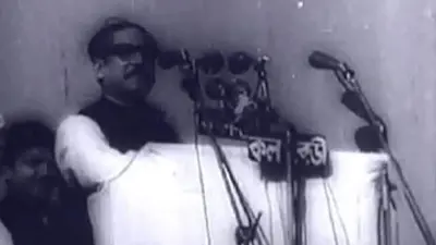 শেখ মুজিব ভাষণ দিচ্ছেন