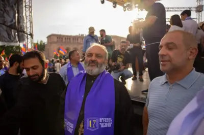 گالستانیان، رهبر مخالفان