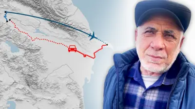 Коллаж: изображение мужчины с седой щетиной в кепке и синей куртке, надетой поверх синей клетчатой рубашки, на фоне карты, где синим и красным цветами обозначен маршрут