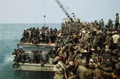 Binh lính và người dân trên tàu sơ tán khỏi Huế, tháng 3/1975