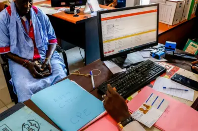 Une femme reçue dans un bureau du Crédit Mutuel à Fatick, au Sénégal.