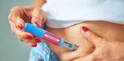 Zayıflama iğnesi kullanan bir kişi