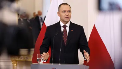 Prezydent Polski Karol Nawrocki przemawia podczas konferencji prasowej z prezydentem Łotwy po spotkaniu w Rydze, Łotwa, w tle biało-czerwone flagi
