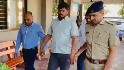पुलिस ने एक ऐसे अपराधी को पकड़ लिया है जो कई सालों से फरार था.