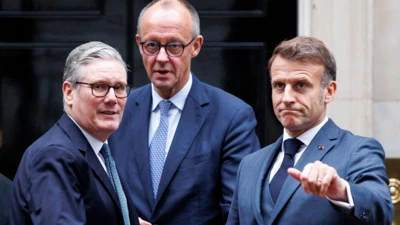 Британиянын премьер-министри Кир Стармер(солдо), Германиянын канцлери Фридрих Мерц (ортодо), Франциянын президенти Эммануэль Макрон (оңдо) жана башка Европа өлкөлөрүнүн лидерлери Трамптын Гренландия боюнча коркутууларын четке кагышууда