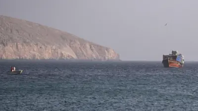 یک کشتی در تنگه هرمز، در نمایی از منطقه مسندم عمان