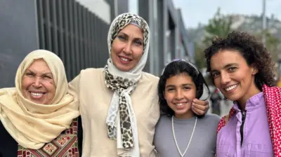  Farida (80) y su hija Rahaf Shammout (10)