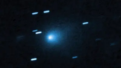 O telescópio Hubble capturou esta imagem do 3I/ATLAS em 21 de julho de 2025, quando o cometa estava a 446 milhões de quilômetros da Terra. Imagem mostra alguns riscos de cor branca ou azul clara num fundo escuro.