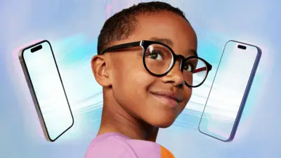Uma criança olha para cima, com duas telas de celular brilhantes em cada lado do rosto