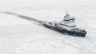 Navio quebra-gelos da classe Polaris, projetado pela empresa finlandesa Aker Arctic Technology, abre caminho através das águas cobertas por gelo