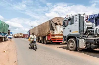 Des camions en attente à la frontière entre le Bénin et le Niger à Malanville