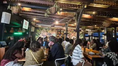 Picha ya watu ndani ya klabu, Nairobi