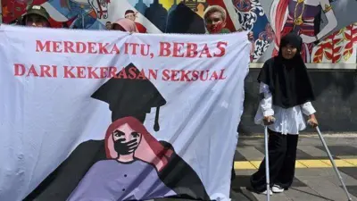 Aktivis dari gerakan anti-kekerasan perempuan memegang spanduk bertuliskan "kebebasan bebas dari kekerasan seksual" saat protes terhadap pelecehan seksual dan kekerasan terhadap perempuan di kampus-kampus pada 10 Februari 2020.