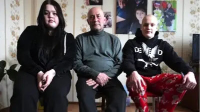 ديما وأخته الكبرى دارينا مع جدهما فاليري