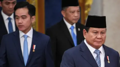 Presiden Prabowo Subianto didampingi Wakil Presiden Gibran Rakabuming Raka bersiap melantik Gubernur dan Wakil Gubernur Papua Pegunungan dan Kepulauan Bangka Belitung di Istana Negara, Jakarta, Kamis (17/5/2025). Presiden melantik Gubernur dan Wakil Gubernur Papua Pegunungan John Tabo dan Ones Pahabol serta Gubernur dan Wakil Gubernur Kepulauan Bangka Belitung Hidayat Arsani dan Hellyana untuk masa jabatan 2025-2030 berdasarkan Keputusan Presiden Nomor 39P Tahun 2025. 