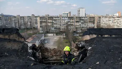 Наслідки удару шахедів по житловому будинку в Києві 23 березня 