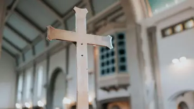 Cruz dentro de igreja
