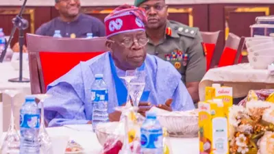 Aarẹ Tinubu joko nibi ase kan.