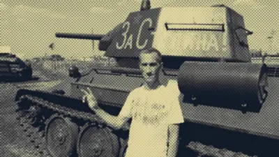 Денис Соболев у старого танка