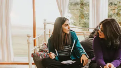 مادر و دختر در حال حرف زدن